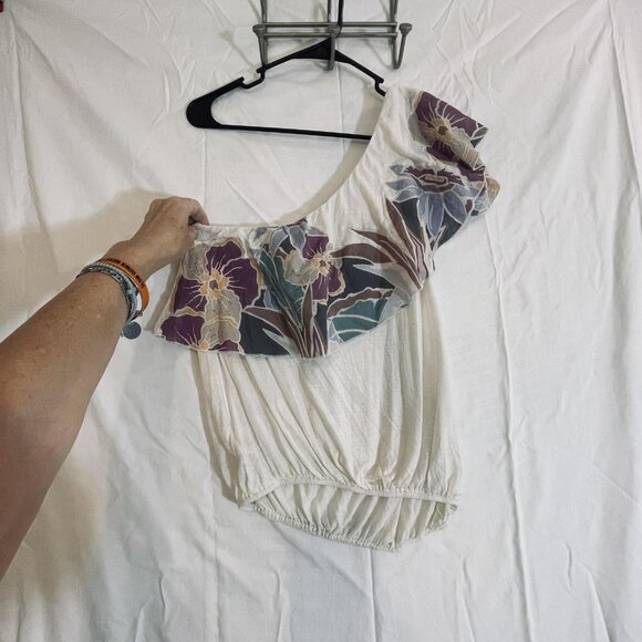 Free People One Shoulder Top Womens Small White Floral Ruffle Boho Asymmetrical‎ - Picture 9 of 13